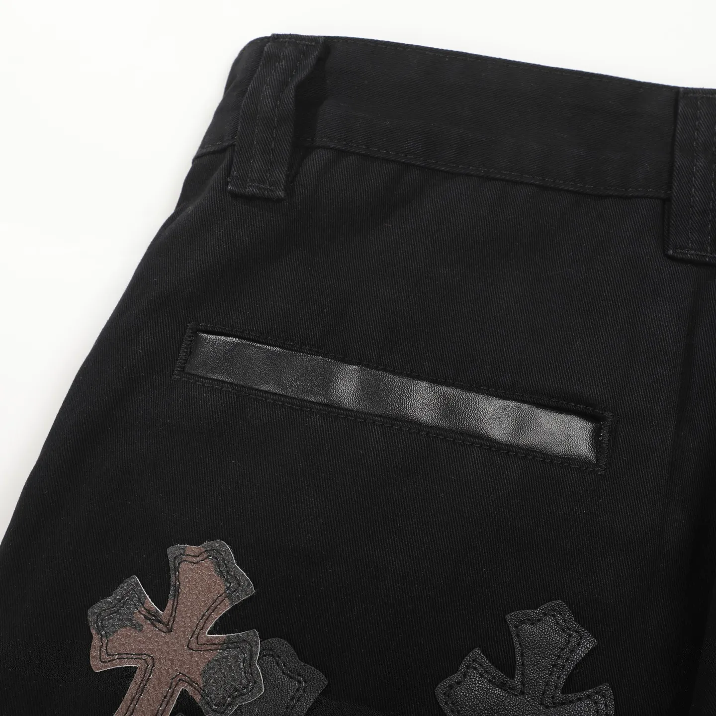 P270 Chrome Hearts CH casual black trousers cross-patched leather jeans. Original purchased and patterned to truly restore the ultimate texture of Vintage. Special Italian cowhide print and then cut. Customized sheepskin three-layer thick line leather. The whole is spliced in heavy water washing process. Craftsmen hand-splash ink. You can see the details. Three-dimensional cutting version. Loose and comfortable. Not flattering on the figure. Shows height and slimness. Factory Seiko. Original quality control. Same style for men and women. Can be matched with couples. Versatile recommendation. The must-have jeans for all seasons Color: black Size: 28/30/32/34 Waist: 73/78/83/88 Pants length: 102/104/106/108
